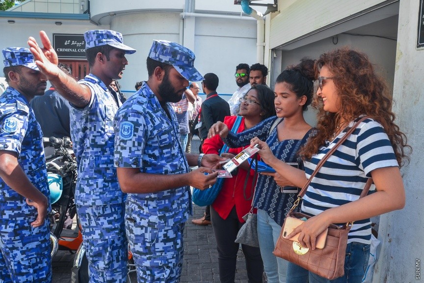  ޖެނުއަރީ 24، 2017: ވިސާމް އާއި ލީވާނަްނައް ހުކުމް ކުރުން: ރާއްޖެ ޓީވީގެ ދެ ނޫސްވެރިން ކަމުގައިވާ މުހައްމަދު ވިސާމް އާއި ލީވާން އަލީ ނާސިރު، ގާނޫނު ތަންފީޒު ކުރާ މުވައްޒަފެއްގެ މަސައްކަތަށް ގަސްތުގައި ހުރަސްއެޅި ކަމުގެ ދައުވާ ސާބިތުވު 28،800 ރުފިޔާ އިން މިއަދު ވަނީ ޖޫރިމަނާކޮށްފަ---ސަން ފޮޓޯ/ މުހައްމަދު އަފްރާހް