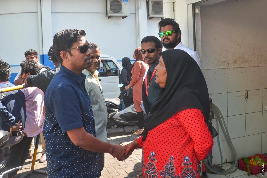  ޖެނުއަރީ 24، 2017: ވިސާމް އާއި ލީވާނަްނައް ހުކުމް ކުރުން: ރާއްޖެ ޓީވީގެ ދެ ނޫސްވެރިން ކަމުގައިވާ މުހައްމަދު ވިސާމް އާއި ލީވާން އަލީ ނާސިރު، ގާނޫނު ތަންފީޒު ކުރާ މުވައްޒަފެއްގެ މަސައްކަތަށް ގަސްތުގައި ހުރަސްއެޅި ކަމުގެ ދައުވާ ސާބިތުވު 28،800 ރުފިޔާ އިން މިއަދު ވަނީ ޖޫރިމަނާކޮށްފަ---ސަން ފޮޓޯ/ މުހައްމަދު އަފްރާހް