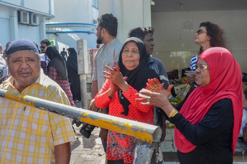  ޖެނުއަރީ 24، 2017: ވިސާމް އާއި ލީވާނަްނައް ހުކުމް ކުރުން: ރާއްޖެ ޓީވީގެ ދެ ނޫސްވެރިން ކަމުގައިވާ މުހައްމަދު ވިސާމް އާއި ލީވާން އަލީ ނާސިރު، ގާނޫނު ތަންފީޒު ކުރާ މުވައްޒަފެއްގެ މަސައްކަތަށް ގަސްތުގައި ހުރަސްއެޅި ކަމުގެ ދައުވާ ސާބިތުވު 28،800 ރުފިޔާ އިން މިއަދު ވަނީ ޖޫރިމަނާކޮށްފަ---ސަން ފޮޓޯ/ މުހައްމަދު އަފްރާހް