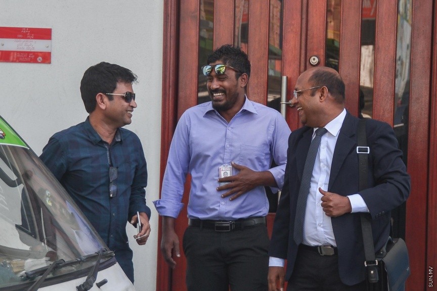  ޖެނުއަރީ 24، 2017: ވިސާމް އާއި ލީވާނަްނައް ހުކުމް ކުރުން: ރާއްޖެ ޓީވީގެ ދެ ނޫސްވެރިން ކަމުގައިވާ މުހައްމަދު ވިސާމް އާއި ލީވާން އަލީ ނާސިރު، ގާނޫނު ތަންފީޒު ކުރާ މުވައްޒަފެއްގެ މަސައްކަތަށް ގަސްތުގައި ހުރަސްއެޅި ކަމުގެ ދައުވާ ސާބިތުވު 28،800 ރުފިޔާ އިން މިއަދު ވަނީ ޖޫރިމަނާކޮށްފަ---ސަން ފޮޓޯ/ މުހައްމަދު އަފްރާހް
