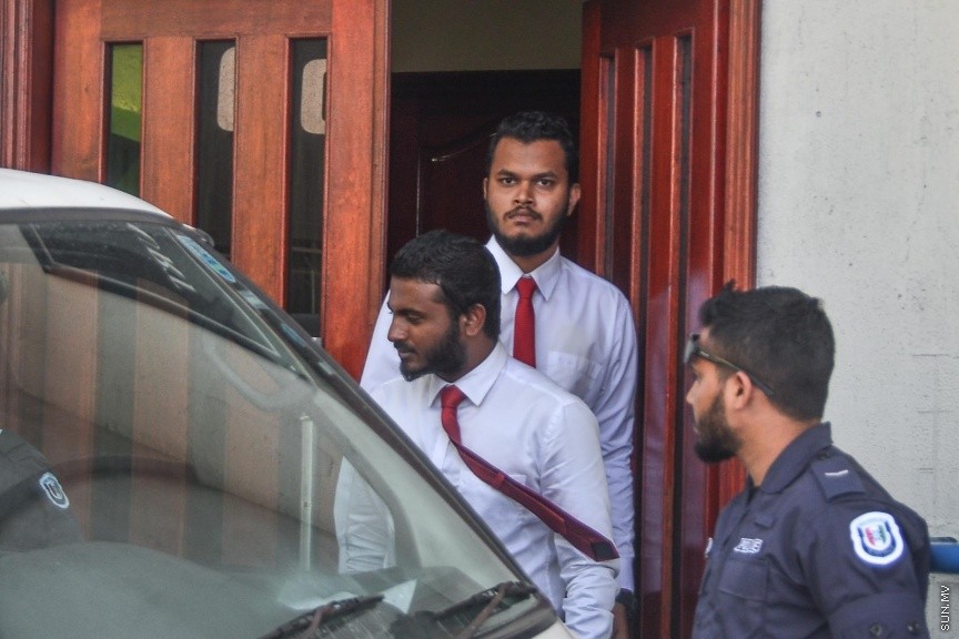  ޖެނުއަރީ 24، 2017: ވިސާމް އާއި ލީވާނަްނައް ހުކުމް ކުރުން: ރާއްޖެ ޓީވީގެ ދެ ނޫސްވެރިން ކަމުގައިވާ މުހައްމަދު ވިސާމް އާއި ލީވާން އަލީ ނާސިރު، ގާނޫނު ތަންފީޒު ކުރާ މުވައްޒަފެއްގެ މަސައްކަތަށް ގަސްތުގައި ހުރަސްއެޅި ކަމުގެ ދައުވާ ސާބިތުވު 28،800 ރުފިޔާ އިން މިއަދު ވަނީ ޖޫރިމަނާކޮށްފަ---ސަން ފޮޓޯ/ މުހައްމަދު އަފްރާހް