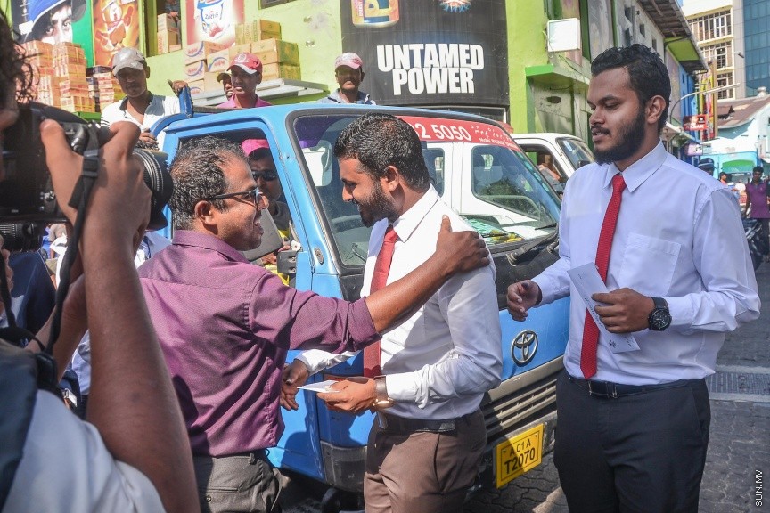  ޖެނުއަރީ 24، 2017: ވިސާމް އާއި ލީވާނަްނައް ހުކުމް ކުރުން: ރާއްޖެ ޓީވީގެ ދެ ނޫސްވެރިން ކަމުގައިވާ މުހައްމަދު ވިސާމް އާއި ލީވާން އަލީ ނާސިރު، ގާނޫނު ތަންފީޒު ކުރާ މުވައްޒަފެއްގެ މަސައްކަތަށް ގަސްތުގައި ހުރަސްއެޅި ކަމުގެ ދައުވާ ސާބިތުވު 28،800 ރުފިޔާ އިން މިއަދު ވަނީ ޖޫރިމަނާކޮށްފަ---ސަން ފޮޓޯ/ މުހައްމަދު އަފްރާހް