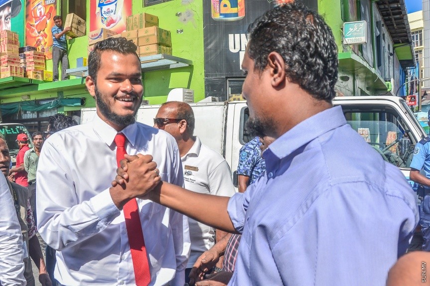  ޖެނުއަރީ 24، 2017: ވިސާމް އާއި ލީވާނަްނައް ހުކުމް ކުރުން: ރާއްޖެ ޓީވީގެ ދެ ނޫސްވެރިން ކަމުގައިވާ މުހައްމަދު ވިސާމް އާއި ލީވާން އަލީ ނާސިރު، ގާނޫނު ތަންފީޒު ކުރާ މުވައްޒަފެއްގެ މަސައްކަތަށް ގަސްތުގައި ހުރަސްއެޅި ކަމުގެ ދައުވާ ސާބިތުވު 28،800 ރުފިޔާ އިން މިއަދު ވަނީ ޖޫރިމަނާކޮށްފަ---ސަން ފޮޓޯ/ މުހައްމަދު އަފްރާހް