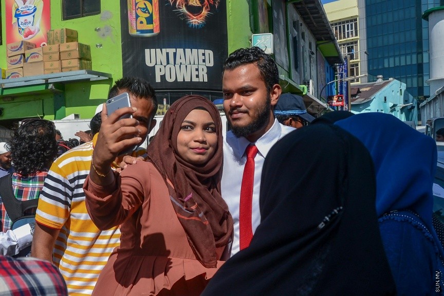  ޖެނުއަރީ 24، 2017: ވިސާމް އާއި ލީވާނަްނައް ހުކުމް ކުރުން: ރާއްޖެ ޓީވީގެ ދެ ނޫސްވެރިން ކަމުގައިވާ މުހައްމަދު ވިސާމް އާއި ލީވާން އަލީ ނާސިރު، ގާނޫނު ތަންފީޒު ކުރާ މުވައްޒަފެއްގެ މަސައްކަތަށް ގަސްތުގައި ހުރަސްއެޅި ކަމުގެ ދައުވާ ސާބިތުވު 28،800 ރުފިޔާ އިން މިއަދު ވަނީ ޖޫރިމަނާކޮށްފަ---ސަން ފޮޓޯ/ މުހައްމަދު އަފްރާހް