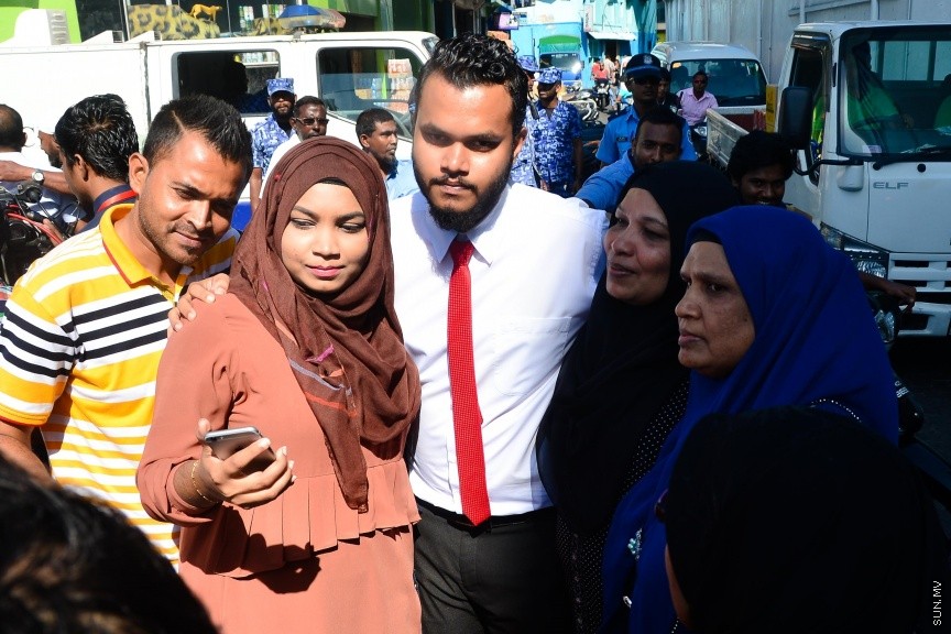  ޖެނުއަރީ 24، 2017: ވިސާމް އާއި ލީވާނަްނައް ހުކުމް ކުރުން: ރާއްޖެ ޓީވީގެ ދެ ނޫސްވެރިން ކަމުގައިވާ މުހައްމަދު ވިސާމް އާއި ލީވާން އަލީ ނާސިރު، ގާނޫނު ތަންފީޒު ކުރާ މުވައްޒަފެއްގެ މަސައްކަތަށް ގަސްތުގައި ހުރަސްއެޅި ކަމުގެ ދައުވާ ސާބިތުވު 28،800 ރުފިޔާ އިން މިއަދު ވަނީ ޖޫރިމަނާކޮށްފަ---ސަން ފޮޓޯ/ މުހައްމަދު އަފްރާހް