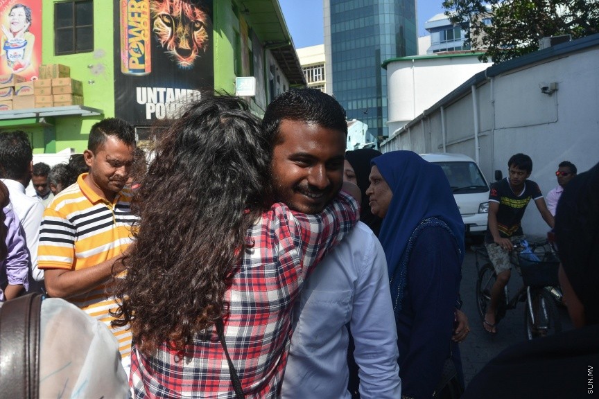  ޖެނުއަރީ 24، 2017: ވިސާމް އާއި ލީވާނަްނައް ހުކުމް ކުރުން: ރާއްޖެ ޓީވީގެ ދެ ނޫސްވެރިން ކަމުގައިވާ މުހައްމަދު ވިސާމް އާއި ލީވާން އަލީ ނާސިރު، ގާނޫނު ތަންފީޒު ކުރާ މުވައްޒަފެއްގެ މަސައްކަތަށް ގަސްތުގައި ހުރަސްއެޅި ކަމުގެ ދައުވާ ސާބިތުވު 28،800 ރުފިޔާ އިން މިއަދު ވަނީ ޖޫރިމަނާކޮށްފަ---ސަން ފޮޓޯ/ މުހައްމަދު އަފްރާހް
