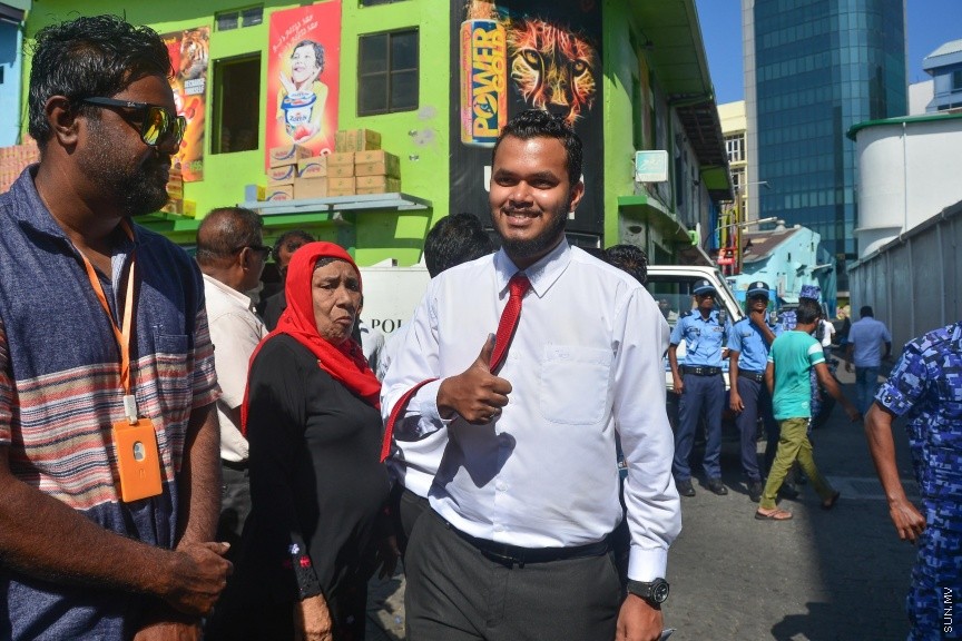  ޖެނުއަރީ 24، 2017: ވިސާމް އާއި ލީވާނަްނައް ހުކުމް ކުރުން: ރާއްޖެ ޓީވީގެ ދެ ނޫސްވެރިން ކަމުގައިވާ މުހައްމަދު ވިސާމް އާއި ލީވާން އަލީ ނާސިރު، ގާނޫނު ތަންފީޒު ކުރާ މުވައްޒަފެއްގެ މަސައްކަތަށް ގަސްތުގައި ހުރަސްއެޅި ކަމުގެ ދައުވާ ސާބިތުވު 28،800 ރުފިޔާ އިން މިއަދު ވަނީ ޖޫރިމަނާކޮށްފަ---ސަން ފޮޓޯ/ މުހައްމަދު އަފްރާހް