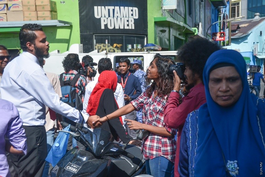  ޖެނުއަރީ 24، 2017: ވިސާމް އާއި ލީވާނަްނައް ހުކުމް ކުރުން: ރާއްޖެ ޓީވީގެ ދެ ނޫސްވެރިން ކަމުގައިވާ މުހައްމަދު ވިސާމް އާއި ލީވާން އަލީ ނާސިރު، ގާނޫނު ތަންފީޒު ކުރާ މުވައްޒަފެއްގެ މަސައްކަތަށް ގަސްތުގައި ހުރަސްއެޅި ކަމުގެ ދައުވާ ސާބިތުވު 28،800 ރުފިޔާ އިން މިއަދު ވަނީ ޖޫރިމަނާކޮށްފަ---ސަން ފޮޓޯ/ މުހައްމަދު އަފްރާހް