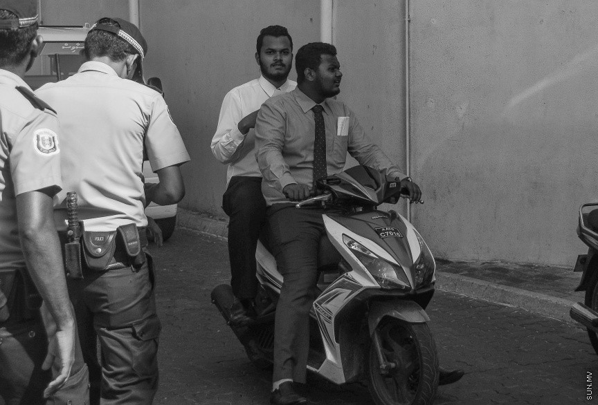  ޖެނުއަރީ 24، 2017: ވިސާމް އާއި ލީވާނަްނައް ހުކުމް ކުރުން: ރާއްޖެ ޓީވީގެ ދެ ނޫސްވެރިން ކަމުގައިވާ މުހައްމަދު ވިސާމް އާއި ލީވާން އަލީ ނާސިރު، ގާނޫނު ތަންފީޒު ކުރާ މުވައްޒަފެއްގެ މަސައްކަތަށް ގަސްތުގައި ހުރަސްއެޅި ކަމުގެ ދައުވާ ސާބިތުވު 28،800 ރުފިޔާ އިން މިއަދު ވަނީ ޖޫރިމަނާކޮށްފަ---ސަން ފޮޓޯ/ މުހައްމަދު އަފްރާހް