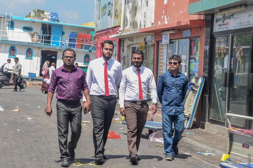  ޖެނުއަރީ 24، 2017: ވިސާމް އާއި ލީވާނަްނައް ހުކުމް ކުރުން: ރާއްޖެ ޓީވީގެ ދެ ނޫސްވެރިން ކަމުގައިވާ މުހައްމަދު ވިސާމް އާއި ލީވާން އަލީ ނާސިރު، ގާނޫނު ތަންފީޒު ކުރާ މުވައްޒަފެއްގެ މަސައްކަތަށް ގަސްތުގައި ހުރަސްއެޅި ކަމުގެ ދައުވާ ސާބިތުވު 28،800 ރުފިޔާ އިން މިއަދު ވަނީ ޖޫރިމަނާކޮށްފަ---ސަން ފޮޓޯ/ މުހައްމަދު އަފްރާހް