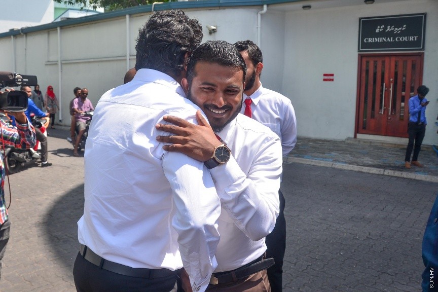 ޖެނުއަރީ 24، 2017: ވިސާމް އާއި ލީވާނަްނައް ހުކުމް ކުރުން: ރާއްޖެ ޓީވީގެ ދެ ނޫސްވެރިން ކަމުގައިވާ މުހައްމަދު ވިސާމް އާއި ލީވާން އަލީ ނާސިރު، ގާނޫނު ތަންފީޒު ކުރާ މުވައްޒަފެއްގެ މަސައްކަތަށް ގަސްތުގައި ހުރަސްއެޅި ކަމުގެ ދައުވާ ސާބިތުވު 28،800 ރުފިޔާ އިން މިއަދު ވަނީ ޖޫރިމަނާކޮށްފަ---ސަން ފޮޓޯ/ މުހައްމަދު އަފްރާހް