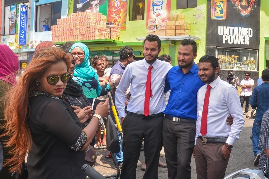  ޖެނުއަރީ 24، 2017: ވިސާމް އާއި ލީވާނަްނައް ހުކުމް ކުރުން: ރާއްޖެ ޓީވީގެ ދެ ނޫސްވެރިން ކަމުގައިވާ މުހައްމަދު ވިސާމް އާއި ލީވާން އަލީ ނާސިރު، ގާނޫނު ތަންފީޒު ކުރާ މުވައްޒަފެއްގެ މަސައްކަތަށް ގަސްތުގައި ހުރަސްއެޅި ކަމުގެ ދައުވާ ސާބިތުވު 28،800 ރުފިޔާ އިން މިއަދު ވަނީ ޖޫރިމަނާކޮށްފަ---ސަން ފޮޓޯ/ މުހައްމަދު އަފްރާހް