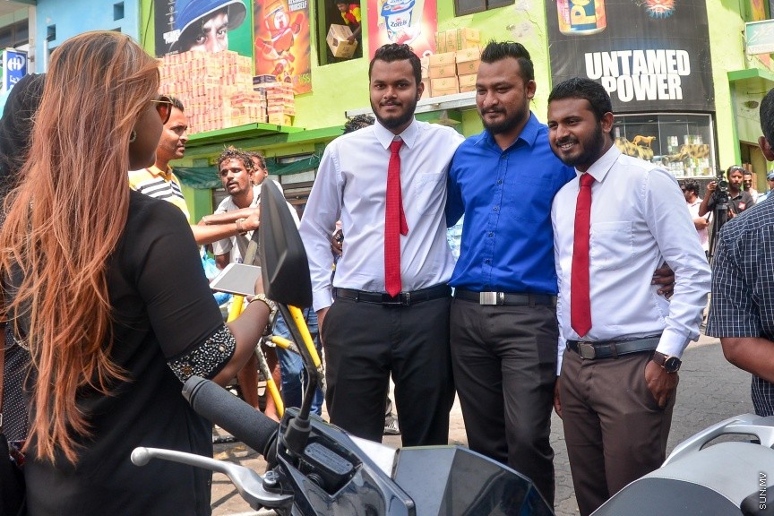  ޖެނުއަރީ 24، 2017: ވިސާމް އާއި ލީވާނަްނައް ހުކުމް ކުރުން: ރާއްޖެ ޓީވީގެ ދެ ނޫސްވެރިން ކަމުގައިވާ މުހައްމަދު ވިސާމް އާއި ލީވާން އަލީ ނާސިރު، ގާނޫނު ތަންފީޒު ކުރާ މުވައްޒަފެއްގެ މަސައްކަތަށް ގަސްތުގައި ހުރަސްއެޅި ކަމުގެ ދައުވާ ސާބިތުވު 28،800 ރުފިޔާ އިން މިއަދު ވަނީ ޖޫރިމަނާކޮށްފަ---ސަން ފޮޓޯ/ މުހައްމަދު އަފްރާހް