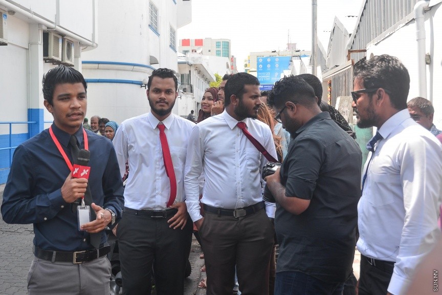  ޖެނުއަރީ 24، 2017: ވިސާމް އާއި ލީވާނަްނައް ހުކުމް ކުރުން: ރާއްޖެ ޓީވީގެ ދެ ނޫސްވެރިން ކަމުގައިވާ މުހައްމަދު ވިސާމް އާއި ލީވާން އަލީ ނާސިރު، ގާނޫނު ތަންފީޒު ކުރާ މުވައްޒަފެއްގެ މަސައްކަތަށް ގަސްތުގައި ހުރަސްއެޅި ކަމުގެ ދައުވާ ސާބިތުވު 28،800 ރުފިޔާ އިން މިއަދު ވަނީ ޖޫރިމަނާކޮށްފަ---ސަން ފޮޓޯ/ މުހައްމަދު އަފްރާހް