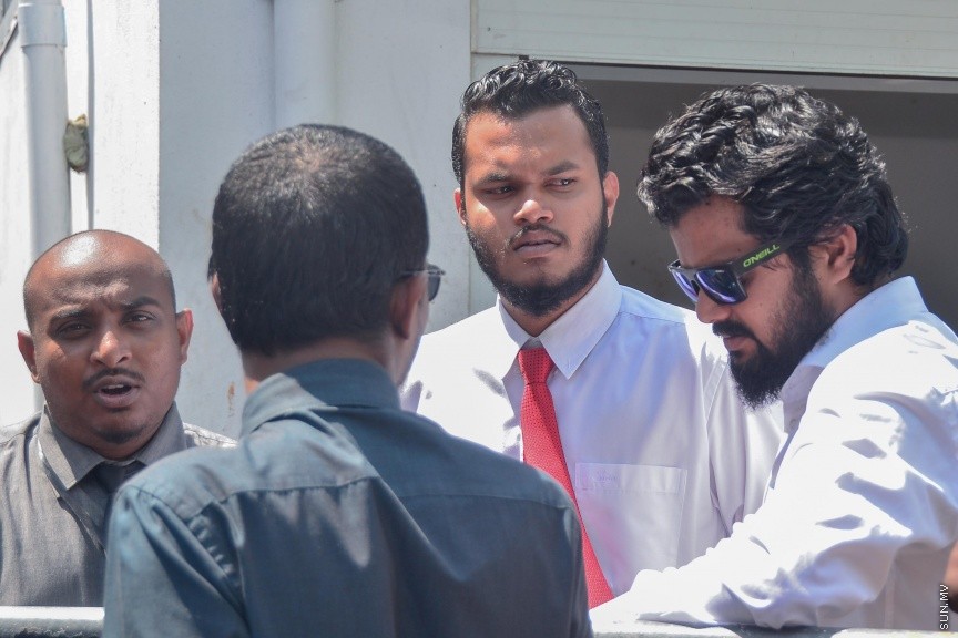  ޖެނުއަރީ 24، 2017: ވިސާމް އާއި ލީވާނަްނައް ހުކުމް ކުރުން: ރާއްޖެ ޓީވީގެ ދެ ނޫސްވެރިން ކަމުގައިވާ މުހައްމަދު ވިސާމް އާއި ލީވާން އަލީ ނާސިރު، ގާނޫނު ތަންފީޒު ކުރާ މުވައްޒަފެއްގެ މަސައްކަތަށް ގަސްތުގައި ހުރަސްއެޅި ކަމުގެ ދައުވާ ސާބިތުވު 28،800 ރުފިޔާ އިން މިއަދު ވަނީ ޖޫރިމަނާކޮށްފަ---ސަން ފޮޓޯ/ މުހައްމަދު އަފްރާހް