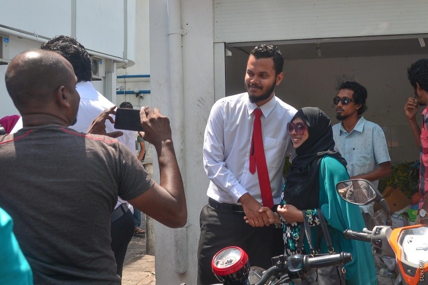 ޖެނުއަރީ 24، 2017: ވިސާމް އާއި ލީވާނަްނައް ހުކުމް ކުރުން: ރާއްޖެ ޓީވީގެ ދެ ނޫސްވެރިން ކަމުގައިވާ މުހައްމަދު ވިސާމް އާއި ލީވާން އަލީ ނާސިރު، ގާނޫނު ތަންފީޒު ކުރާ މުވައްޒަފެއްގެ މަސައްކަތަށް ގަސްތުގައި ހުރަސްއެޅި ކަމުގެ ދައުވާ ސާބިތުވު 28،800 ރުފިޔާ އިން މިއަދު ވަނީ ޖޫރިމަނާކޮށްފަ---ސަން ފޮޓޯ/ މުހައްމަދު އަފްރާހް