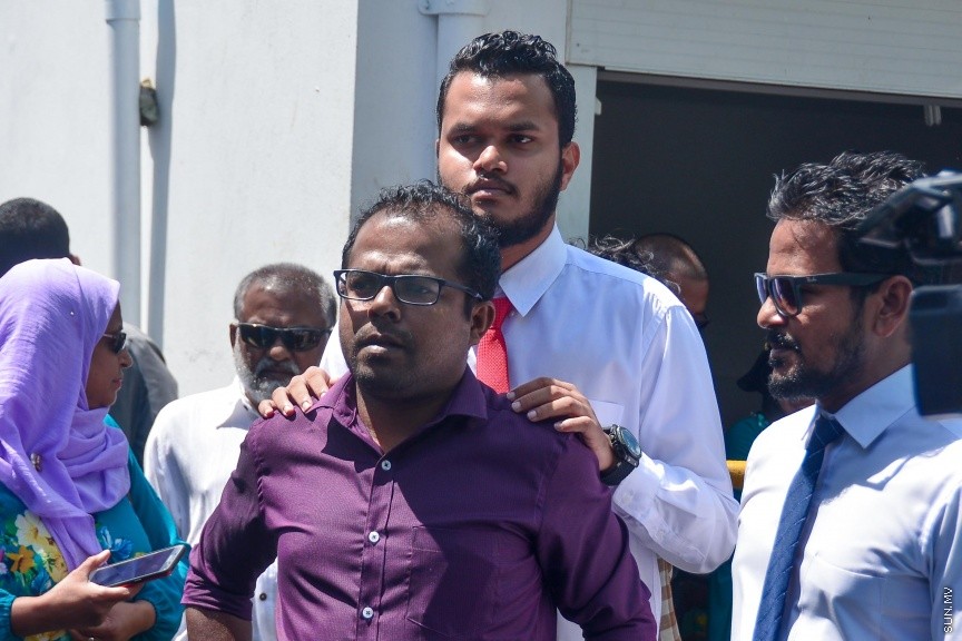  ޖެނުއަރީ 24، 2017: ވިސާމް އާއި ލީވާނަްނައް ހުކުމް ކުރުން: ރާއްޖެ ޓީވީގެ ދެ ނޫސްވެރިން ކަމުގައިވާ މުހައްމަދު ވިސާމް އާއި ލީވާން އަލީ ނާސިރު، ގާނޫނު ތަންފީޒު ކުރާ މުވައްޒަފެއްގެ މަސައްކަތަށް ގަސްތުގައި ހުރަސްއެޅި ކަމުގެ ދައުވާ ސާބިތުވު 28،800 ރުފިޔާ އިން މިއަދު ވަނީ ޖޫރިމަނާކޮށްފަ---ސަން ފޮޓޯ/ މުހައްމަދު އަފްރާހް