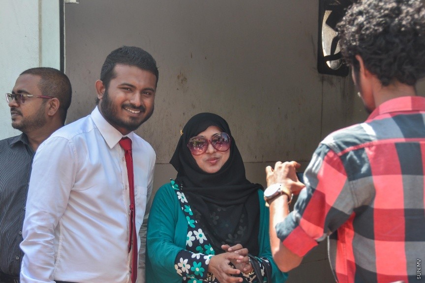  ޖެނުއަރީ 24، 2017: ވިސާމް އާއި ލީވާނަްނައް ހުކުމް ކުރުން: ރާއްޖެ ޓީވީގެ ދެ ނޫސްވެރިން ކަމުގައިވާ މުހައްމަދު ވިސާމް އާއި ލީވާން އަލީ ނާސިރު، ގާނޫނު ތަންފީޒު ކުރާ މުވައްޒަފެއްގެ މަސައްކަތަށް ގަސްތުގައި ހުރަސްއެޅި ކަމުގެ ދައުވާ ސާބިތުވު 28،800 ރުފިޔާ އިން މިއަދު ވަނީ ޖޫރިމަނާކޮށްފަ---ސަން ފޮޓޯ/ މުހައްމަދު އަފްރާހް