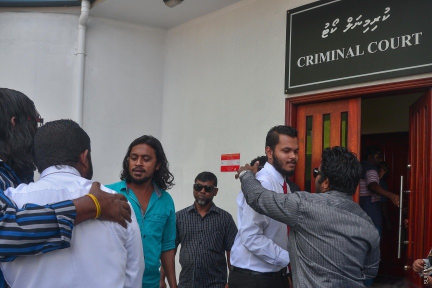  ޖެނުއަރީ 24، 2017: ވިސާމް އާއި ލީވާނަްނައް ހުކުމް ކުރުން: ރާއްޖެ ޓީވީގެ ދެ ނޫސްވެރިން ކަމުގައިވާ މުހައްމަދު ވިސާމް އާއި ލީވާން އަލީ ނާސިރު، ގާނޫނު ތަންފީޒު ކުރާ މުވައްޒަފެއްގެ މަސައްކަތަށް ގަސްތުގައި ހުރަސްއެޅި ކަމުގެ ދައުވާ ސާބިތުވު 28،800 ރުފިޔާ އިން މިއަދު ވަނީ ޖޫރިމަނާކޮށްފަ---ސަން ފޮޓޯ/ މުހައްމަދު އަފްރާހް