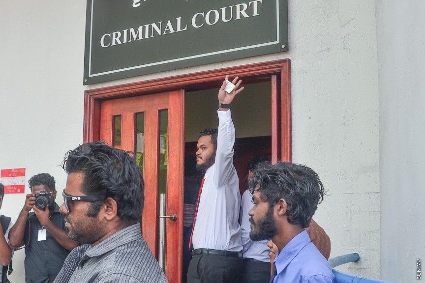  ޖެނުއަރީ 24، 2017: ވިސާމް އާއި ލީވާނަްނައް ހުކުމް ކުރުން: ރާއްޖެ ޓީވީގެ ދެ ނޫސްވެރިން ކަމުގައިވާ މުހައްމަދު ވިސާމް އާއި ލީވާން އަލީ ނާސިރު، ގާނޫނު ތަންފީޒު ކުރާ މުވައްޒަފެއްގެ މަސައްކަތަށް ގަސްތުގައި ހުރަސްއެޅި ކަމުގެ ދައުވާ ސާބިތުވު 28،800 ރުފިޔާ އިން މިއަދު ވަނީ ޖޫރިމަނާކޮށްފަ---ސަން ފޮޓޯ/ މުހައްމަދު އަފްރާހް