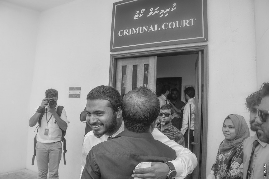 ޖެނުއަރީ 24، 2017: ވިސާމް އާއި ލީވާނަްނައް ހުކުމް ކުރުން: ރާއްޖެ ޓީވީގެ ދެ ނޫސްވެރިން ކަމުގައިވާ މުހައްމަދު ވިސާމް އާއި ލީވާން އަލީ ނާސިރު، ގާނޫނު ތަންފީޒު ކުރާ މުވައްޒަފެއްގެ މަސައްކަތަށް ގަސްތުގައި ހުރަސްއެޅި ކަމުގެ ދައުވާ ސާބިތުވު 28،800 ރުފިޔާ އިން މިއަދު ވަނީ ޖޫރިމަނާކޮށްފަ---ސަން ފޮޓޯ/ މުހައްމަދު އަފްރާހް