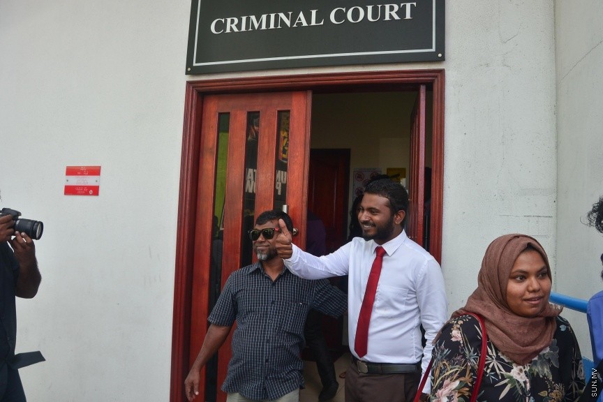  ޖެނުއަރީ 24، 2017: ވިސާމް އާއި ލީވާނަްނައް ހުކުމް ކުރުން: ރާއްޖެ ޓީވީގެ ދެ ނޫސްވެރިން ކަމުގައިވާ މުހައްމަދު ވިސާމް އާއި ލީވާން އަލީ ނާސިރު، ގާނޫނު ތަންފީޒު ކުރާ މުވައްޒަފެއްގެ މަސައްކަތަށް ގަސްތުގައި ހުރަސްއެޅި ކަމުގެ ދައުވާ ސާބިތުވު 28،800 ރުފިޔާ އިން މިއަދު ވަނީ ޖޫރިމަނާކޮށްފަ---ސަން ފޮޓޯ/ މުހައްމަދު އަފްރާހް