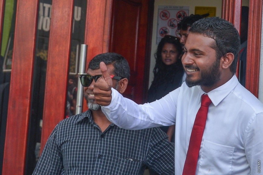  ޖެނުއަރީ 24، 2017: ވިސާމް އާއި ލީވާނަްނައް ހުކުމް ކުރުން: ރާއްޖެ ޓީވީގެ ދެ ނޫސްވެރިން ކަމުގައިވާ މުހައްމަދު ވިސާމް އާއި ލީވާން އަލީ ނާސިރު، ގާނޫނު ތަންފީޒު ކުރާ މުވައްޒަފެއްގެ މަސައްކަތަށް ގަސްތުގައި ހުރަސްއެޅި ކަމުގެ ދައުވާ ސާބިތުވު 28،800 ރުފިޔާ އިން މިއަދު ވަނީ ޖޫރިމަނާކޮށްފަ---ސަން ފޮޓޯ/ މުހައްމަދު އަފްރާހް