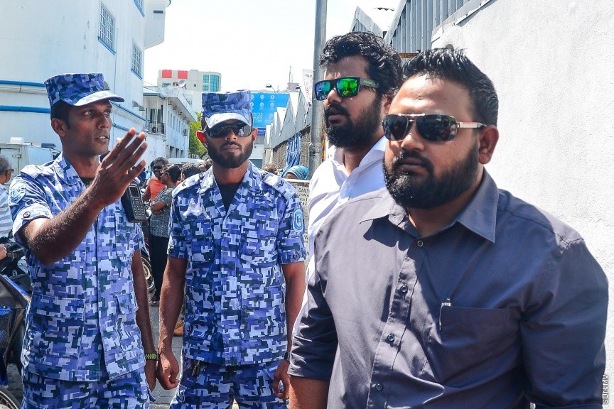  ޖެނުއަރީ 24، 2017: ވިސާމް އާއި ލީވާނަްނައް ހުކުމް ކުރުން: ރާއްޖެ ޓީވީގެ ދެ ނޫސްވެރިން ކަމުގައިވާ މުހައްމަދު ވިސާމް އާއި ލީވާން އަލީ ނާސިރު، ގާނޫނު ތަންފީޒު ކުރާ މުވައްޒަފެއްގެ މަސައްކަތަށް ގަސްތުގައި ހުރަސްއެޅި ކަމުގެ ދައުވާ ސާބިތުވު 28،800 ރުފިޔާ އިން މިއަދު ވަނީ ޖޫރިމަނާކޮށްފަ---ސަން ފޮޓޯ/ މުހައްމަދު އަފްރާހް