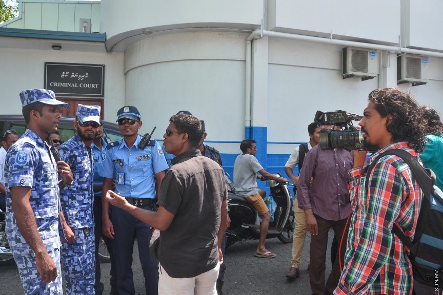  ޖެނުއަރީ 24، 2017: ވިސާމް އާއި ލީވާނަްނައް ހުކުމް ކުރުން: ރާއްޖެ ޓީވީގެ ދެ ނޫސްވެރިން ކަމުގައިވާ މުހައްމަދު ވިސާމް އާއި ލީވާން އަލީ ނާސިރު، ގާނޫނު ތަންފީޒު ކުރާ މުވައްޒަފެއްގެ މަސައްކަތަށް ގަސްތުގައި ހުރަސްއެޅި ކަމުގެ ދައުވާ ސާބިތުވު 28،800 ރުފިޔާ އިން މިއަދު ވަނީ ޖޫރިމަނާކޮށްފަ---ސަން ފޮޓޯ/ މުހައްމަދު އަފްރާހް