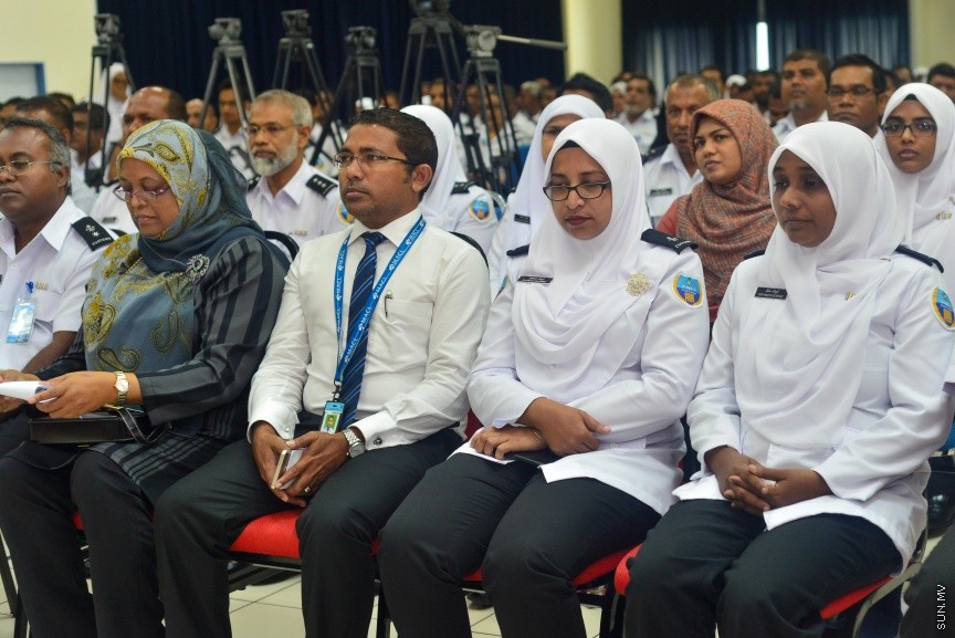 26 ޖެނުއަރީ 2017: އިންޓަނޭޝަނަލް ކަސްޓަމްސް ޑޭގެ މުނާސަބަތުގައި މިއަދު ކަސްޓަމްސް އޮފީހުގައި ބޭއްވި ރަސްމިއްޔާތުގެ ތެރެއިން---ސަން ފޮޓޯ/ މުހައްމަދު އަފްރާހް
