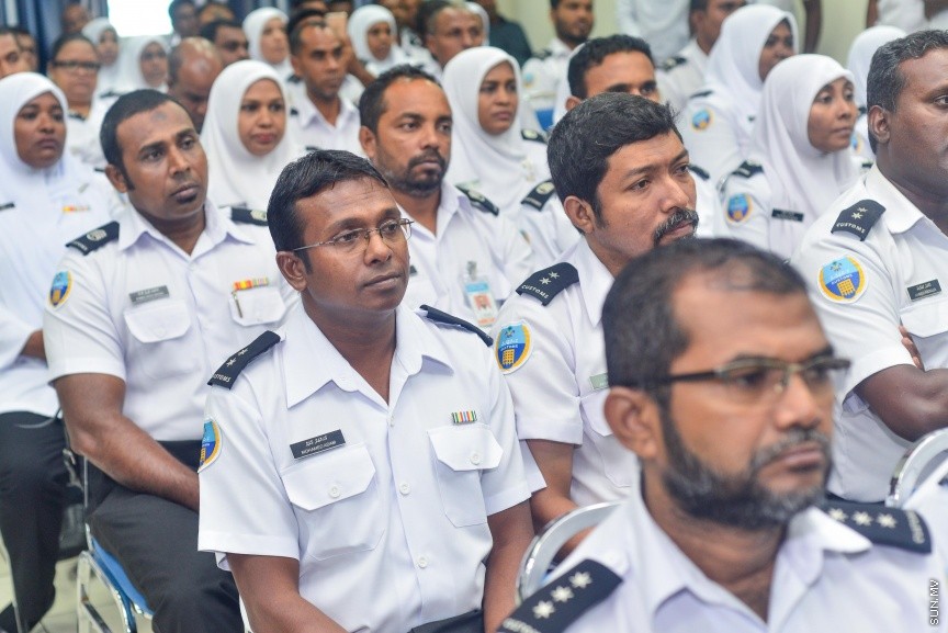 26 ޖެނުއަރީ 2017: އިންޓަނޭޝަނަލް ކަސްޓަމްސް ޑޭގެ މުނާސަބަތުގައި މިއަދު ކަސްޓަމްސް އޮފީހުގައި ބޭއްވި ރަސްމިއްޔާތުގެ ތެރެއިން---ސަން ފޮޓޯ/ މުހައްމަދު އަފްރާހް