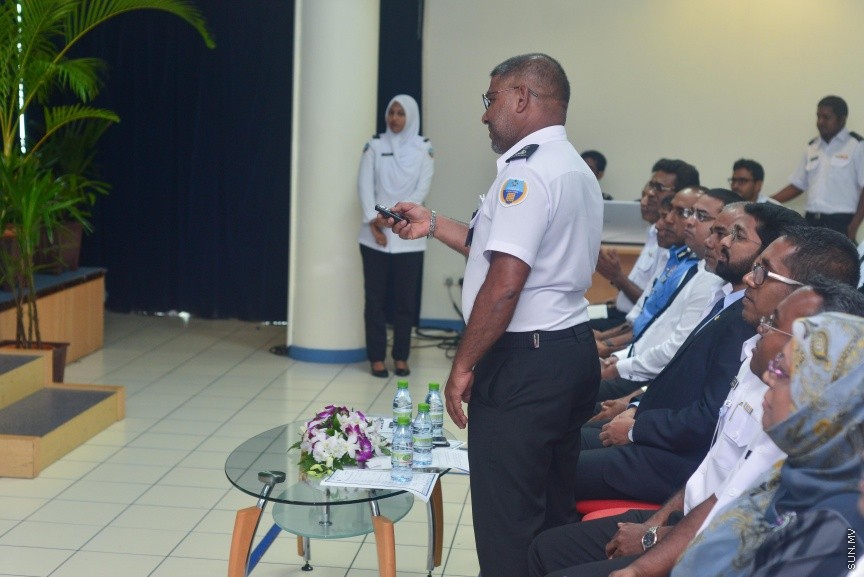 26 ޖެނުއަރީ 2017: އިންޓަނޭޝަނަލް ކަސްޓަމްސް ޑޭގެ މުނާސަބަތުގައި މިއަދު ކަސްޓަމްސް އޮފީހުގައި ބޭއްވި ރަސްމިއްޔާތުގެ ތެރެއިން---ސަން ފޮޓޯ/ މުހައްމަދު އަފްރާހް