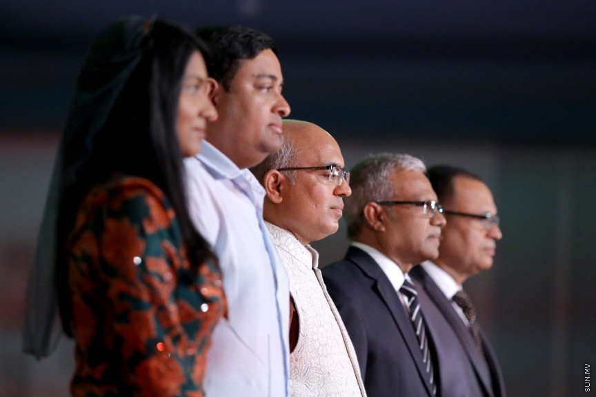ޖެނުއަރީ 26، 2017: އިންޑިއާގެ 68 ވަނަ ޖުމްހޫރީ ދުވަސް ފާހަގަކުރުމަށް ދަރުބާރުގޭގައި ބޭއްވި ރަސްމިއްޔާތުގެ ތެރެއިން: މި ރަސްމިއްޔާތުގައި ދިވެހި ސަރުކާރުގެ އިސްވެރިންނާއި، ރާއްޖޭގައި އުޅޭ އިންޑިއާގެ ރައްޔިތުން ބައިވެރިވި -- ސަން ފޮޓޯ/ ފަޔާޒު މޫސާ