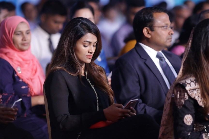 ޖެނުއަރީ 26، 2017: އިންޑިއާގެ 68 ވަނަ ޖުމްހޫރީ ދުވަސް ފާހަގަކުރުމަށް ދަރުބާރުގޭގައި ބޭއްވި ރަސްމިއްޔާތުގެ ތެރެއިން: މި ރަސްމިއްޔާތުގައި ދިވެހި ސަރުކާރުގެ އިސްވެރިންނާއި، ރާއްޖޭގައި އުޅޭ އިންޑިއާގެ ރައްޔިތުން ބައިވެރިވި -- ސަން ފޮޓޯ/ ފަޔާޒު މޫސާ