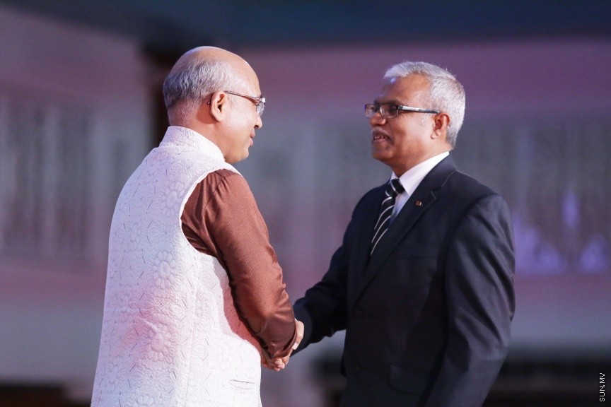 ޖެނުއަރީ 26، 2017: އިންޑިއާގެ 68 ވަނަ ޖުމްހޫރީ ދުވަސް ފާހަގަކުރުމަށް ދަރުބާރުގޭގައި ބޭއްވި ރަސްމިއްޔާތުގެ ތެރެއިން: މި ރަސްމިއްޔާތުގައި ދިވެހި ސަރުކާރުގެ އިސްވެރިންނާއި، ރާއްޖޭގައި އުޅޭ އިންޑިއާގެ ރައްޔިތުން ބައިވެރިވި -- ސަން ފޮޓޯ/ ފަޔާޒު މޫސާ