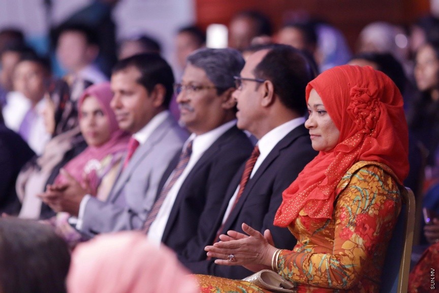 ޖެނުއަރީ 26، 2017: އިންޑިއާގެ 68 ވަނަ ޖުމްހޫރީ ދުވަސް ފާހަގަކުރުމަށް ދަރުބާރުގޭގައި ބޭއްވި ރަސްމިއްޔާތުގެ ތެރެއިން: މި ރަސްމިއްޔާތުގައި ދިވެހި ސަރުކާރުގެ އިސްވެރިންނާއި، ރާއްޖޭގައި އުޅޭ އިންޑިއާގެ ރައްޔިތުން ބައިވެރިވި -- ސަން ފޮޓޯ/ ފަޔާޒު މޫސާ
