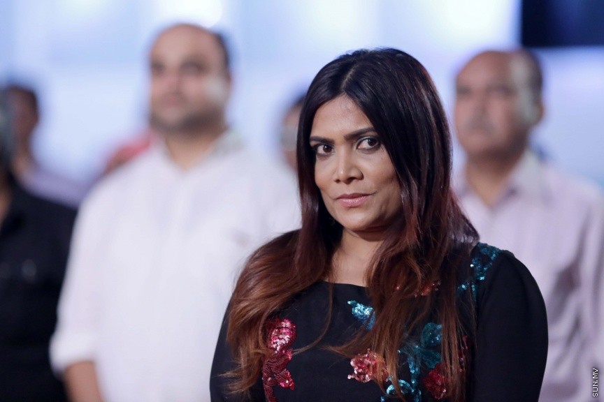 ޖެނުއަރީ 26، 2017: އިންޑިއާގެ 68 ވަނަ ޖުމްހޫރީ ދުވަސް ފާހަގަކުރުމަށް ދަރުބާރުގޭގައި ބޭއްވި ރަސްމިއްޔާތުގެ ތެރެއިން: މި ރަސްމިއްޔާތުގައި ދިވެހި ސަރުކާރުގެ އިސްވެރިންނާއި، ރާއްޖޭގައި އުޅޭ އިންޑިއާގެ ރައްޔިތުން ބައިވެރިވި -- ސަން ފޮޓޯ/ ފަޔާޒު މޫސާ