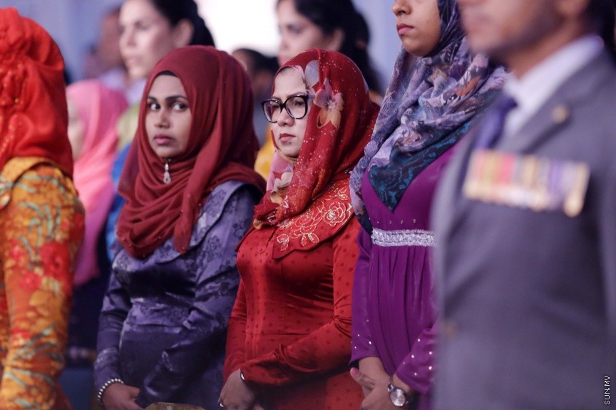 ޖެނުއަރީ 26، 2017: އިންޑިއާގެ 68 ވަނަ ޖުމްހޫރީ ދުވަސް ފާހަގަކުރުމަށް ދަރުބާރުގޭގައި ބޭއްވި ރަސްމިއްޔާތުގެ ތެރެއިން: މި ރަސްމިއްޔާތުގައި ދިވެހި ސަރުކާރުގެ އިސްވެރިންނާއި، ރާއްޖޭގައި އުޅޭ އިންޑިއާގެ ރައްޔިތުން ބައިވެރިވި -- ސަން ފޮޓޯ/ ފަޔާޒު މޫސާ