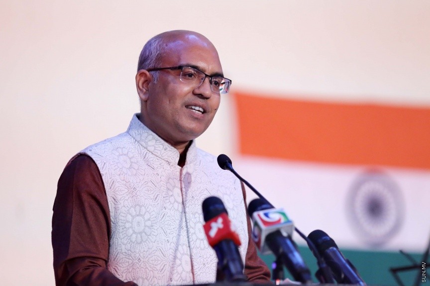 ޖެނުއަރީ 26، 2017: އިންޑިއާގެ 68 ވަނަ ޖުމްހޫރީ ދުވަސް ފާހަގަކުރުމަށް ދަރުބާރުގޭގައި ބޭއްވި ރަސްމިއްޔާތުގެ ތެރެއިން: މި ރަސްމިއްޔާތުގައި ދިވެހި ސަރުކާރުގެ އިސްވެރިންނާއި، ރާއްޖޭގައި އުޅޭ އިންޑިއާގެ ރައްޔިތުން ބައިވެރިވި -- ސަން ފޮޓޯ/ ފަޔާޒު މޫސާ