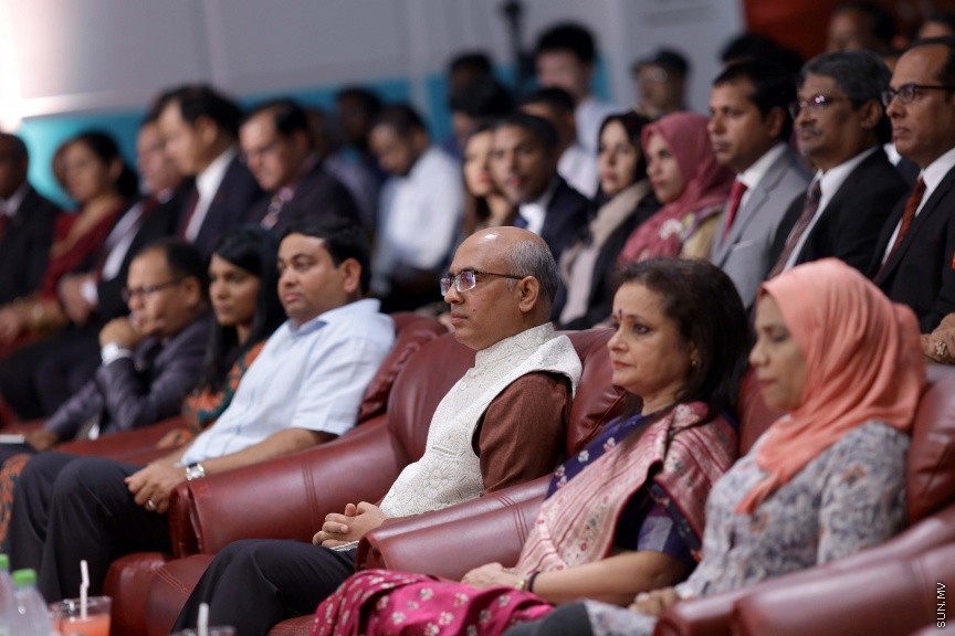 ޖެނުއަރީ 26، 2017: އިންޑިއާގެ 68 ވަނަ ޖުމްހޫރީ ދުވަސް ފާހަގަކުރުމަށް ދަރުބާރުގޭގައި ބޭއްވި ރަސްމިއްޔާތުގެ ތެރެއިން: މި ރަސްމިއްޔާތުގައި ދިވެހި ސަރުކާރުގެ އިސްވެރިންނާއި، ރާއްޖޭގައި އުޅޭ އިންޑިއާގެ ރައްޔިތުން ބައިވެރިވި -- ސަން ފޮޓޯ/ ފަޔާޒު މޫސާ