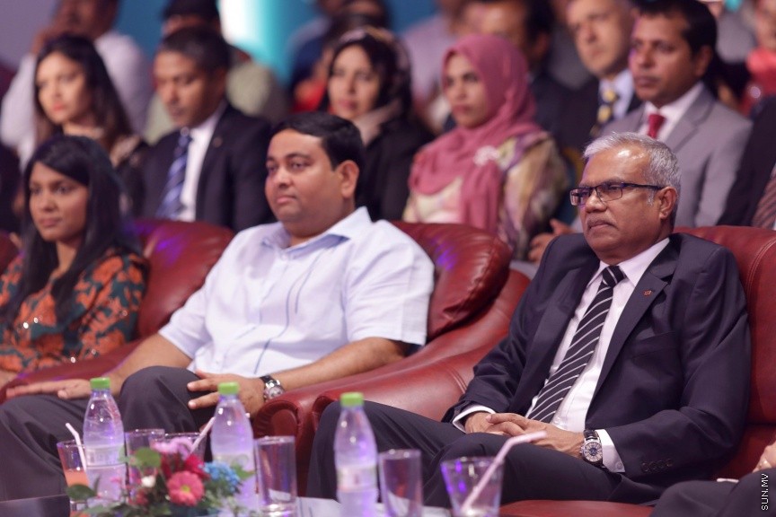 ޖެނުއަރީ 26، 2017: އިންޑިއާގެ 68 ވަނަ ޖުމްހޫރީ ދުވަސް ފާހަގަކުރުމަށް ދަރުބާރުގޭގައި ބޭއްވި ރަސްމިއްޔާތުގެ ތެރެއިން: މި ރަސްމިއްޔާތުގައި ދިވެހި ސަރުކާރުގެ އިސްވެރިންނާއި، ރާއްޖޭގައި އުޅޭ އިންޑިއާގެ ރައްޔިތުން ބައިވެރިވި -- ސަން ފޮޓޯ/ ފަޔާޒު މޫސާ