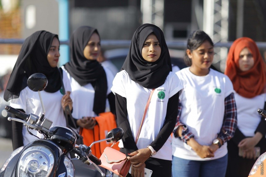 ޖެނުއަރީ 29، 2017:  އަންހެން ޑްރައިވަރުން ހިމެނޭ ގޮތަށް 20 ސައިކަލާއެކު ސައިކަލް ޓެކްސީގެ ހިދުމަތް ރާއްޖޭގައި ފެށުމަށް ކާނިވާ ސަރަހައްދު ބޭއްވި ހަފްލާގެ ތެރެއިން: ސައިލް ޓެކްސީގައި ދަތުރެއް ކޮށްދޭނީ 10 ރުފިޔާއަށް -- ސަން ފޮޓޯ/ ފަޔާޒު މޫސާ