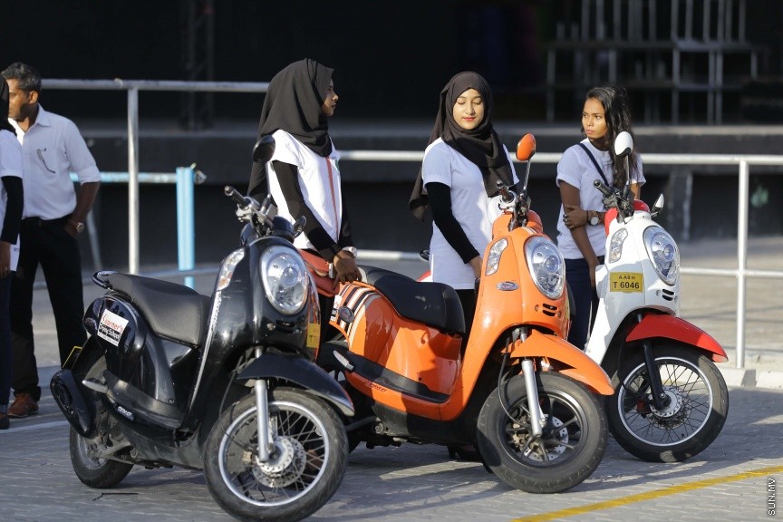 ޖެނުއަރީ 29، 2017:  އަންހެން ޑްރައިވަރުން ހިމެނޭ ގޮތަށް 20 ސައިކަލާއެކު ސައިކަލް ޓެކްސީގެ ހިދުމަތް ރާއްޖޭގައި ފެށުމަށް ކާނިވާ ސަރަހައްދު ބޭއްވި ހަފްލާގެ ތެރެއިން: ސައިލް ޓެކްސީގައި ދަތުރެއް ކޮށްދޭނީ 10 ރުފިޔާއަށް -- ސަން ފޮޓޯ/ ފަޔާޒު މޫސާ