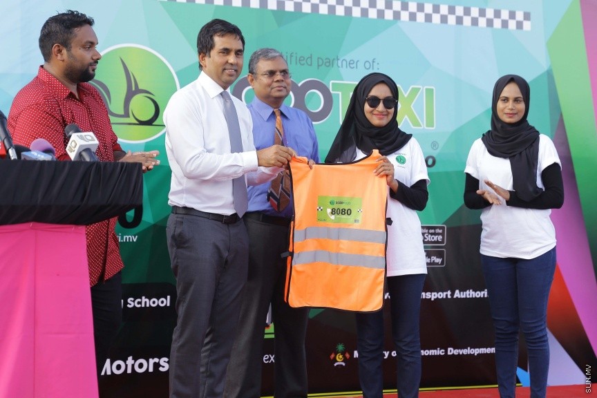 ޖެނުއަރީ 29، 2017:  އަންހެން ޑްރައިވަރުން ހިމެނޭ ގޮތަށް 20 ސައިކަލާއެކު ސައިކަލް ޓެކްސީގެ ހިދުމަތް ރާއްޖޭގައި ފެށުމަށް ކާނިވާ ސަރަހައްދު ބޭއްވި ހަފްލާގެ ތެރެއިން: ސައިލް ޓެކްސީގައި ދަތުރެއް ކޮށްދޭނީ 10 ރުފިޔާއަށް -- ސަން ފޮޓޯ/ ފަޔާޒު މޫސާ