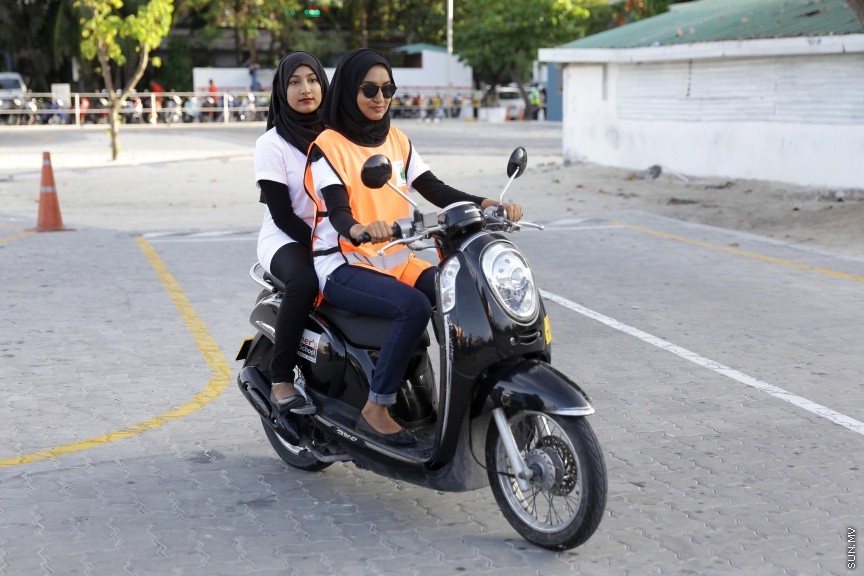 ޖެނުއަރީ 29، 2017:  އަންހެން ޑްރައިވަރުން ހިމެނޭ ގޮތަށް 20 ސައިކަލާއެކު ސައިކަލް ޓެކްސީގެ ހިދުމަތް ރާއްޖޭގައި ފެށުމަށް ކާނިވާ ސަރަހައްދު ބޭއްވި ހަފްލާގެ ތެރެއިން: ސައިލް ޓެކްސީގައި ދަތުރެއް ކޮށްދޭނީ 10 ރުފިޔާއަށް -- ސަން ފޮޓޯ/ ފަޔާޒު މޫސާ