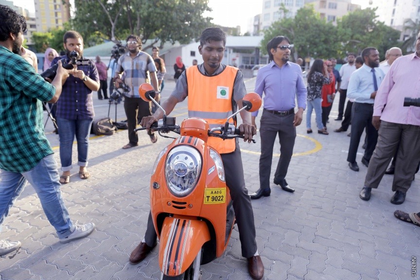 ޖެނުއަރީ 29، 2017:  އަންހެން ޑްރައިވަރުން ހިމެނޭ ގޮތަށް 20 ސައިކަލާއެކު ސައިކަލް ޓެކްސީގެ ހިދުމަތް ރާއްޖޭގައި ފެށުމަށް ކާނިވާ ސަރަހައްދު ބޭއްވި ހަފްލާގެ ތެރެއިން: ސައިލް ޓެކްސީގައި ދަތުރެއް ކޮށްދޭނީ 10 ރުފިޔާއަށް -- ސަން ފޮޓޯ/ ފަޔާޒު މޫސާ