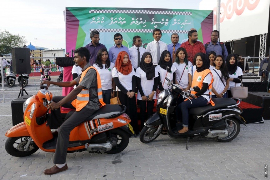 ޖެނުއަރީ 29، 2017:  އަންހެން ޑްރައިވަރުން ހިމެނޭ ގޮތަށް 20 ސައިކަލާއެކު ސައިކަލް ޓެކްސީގެ ހިދުމަތް ރާއްޖޭގައި ފެށުމަށް ކާނިވާ ސަރަހައްދު ބޭއްވި ހަފްލާގެ ތެރެއިން: ސައިލް ޓެކްސީގައި ދަތުރެއް ކޮށްދޭނީ 10 ރުފިޔާއަށް -- ސަން ފޮޓޯ/ ފަޔާޒު މޫސާ