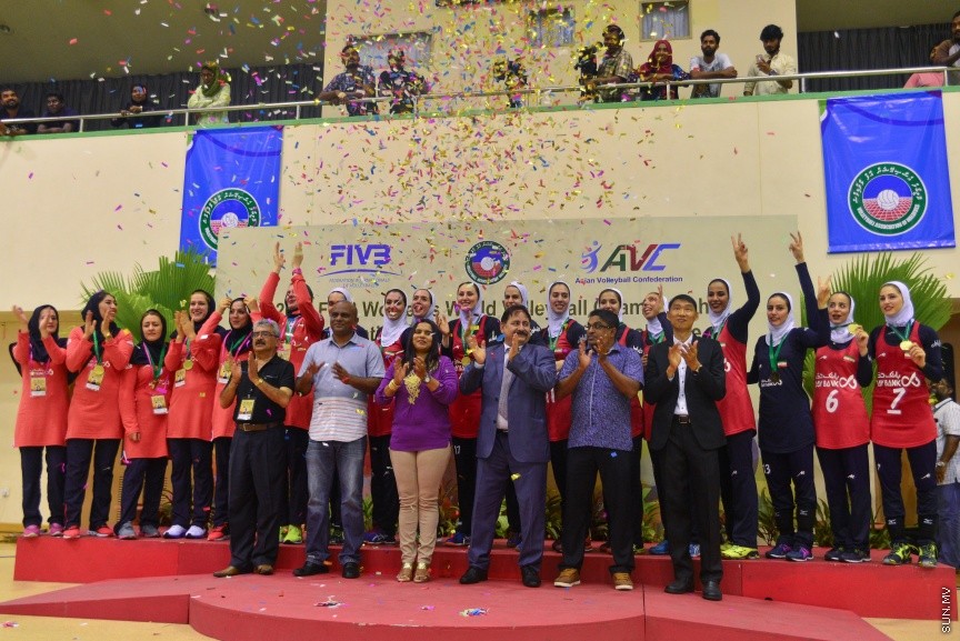 29 ޖެނުއަރީ 2017: ވޯލްޑް ވިމެންސް ޗެމްޕިއަންޝިޕްގެ ސެންޓްރަލް ޒޯން ކޮލިފައިން ވޮލީބޯޅަ މުބާރާތު އިނާމް ދިނުމުގެ ރަސްމިއްޔާތު:  ރާއްޖެ އަތުން ފަސޭހަކަމާއެކު މޮޅުވެ، އޭޝިއާ ކޮލިފައިންގެ ފައިނަލް ބުރުން އީރާން ޖާގަ ހޯދައިފި---ސަން ފޮޓޯ/ މުހައްމަދު އަފްރާހް