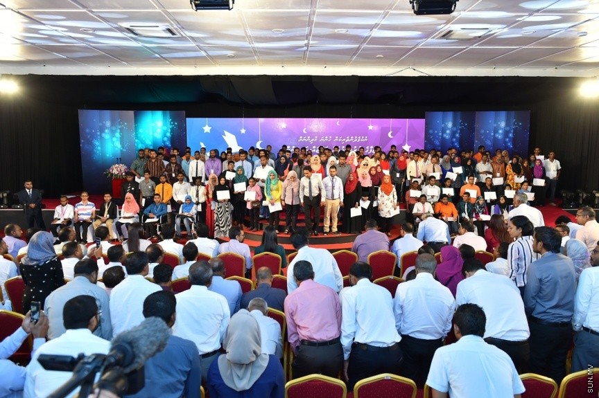 30 ޖެނުވަރީ: ނުކުޅެދުންތެރިކަން ހުންނަ 157 މީހަކަށް ސަރުކާރުގެ 18 ކުންފުންޏަކުން ވަޒީފާ ހަމަޖެއްސުމަށް މިއަދު ދަރުބާރުގޭގައި ބޭއްވި ރަސްމިއްޔާތުގެ ތެރެއިން---ފޮޓޯ/ ރައީސް އޮފީސް