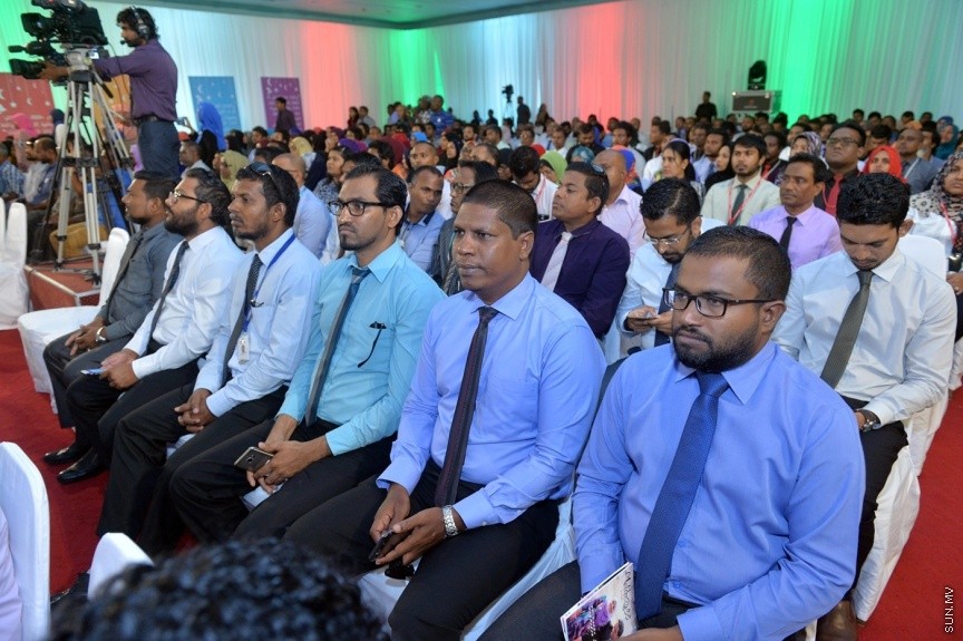 30 ޖެނުވަރީ: ނުކުޅެދުންތެރިކަން ހުންނަ 157 މީހަކަށް ސަރުކާރުގެ 18 ކުންފުންޏަކުން ވަޒީފާ ހަމަޖެއްސުމަށް މިއަދު ދަރުބާރުގޭގައި ބޭއްވި ރަސްމިއްޔާތުގެ ތެރެއިން---ފޮޓޯ/ ރައީސް އޮފީސް